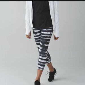 Lululemon legging capris black white size 4
